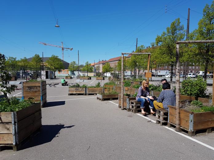 Plantekassemøbler på Hanne Varmings Plads